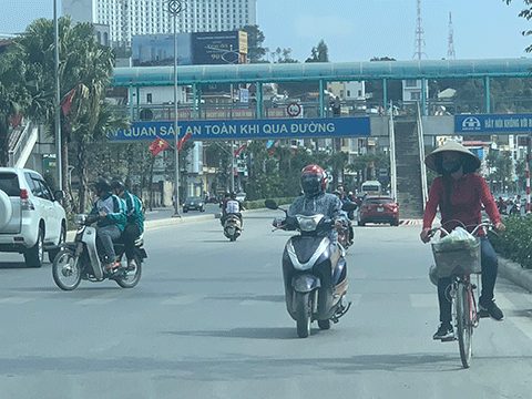Ngay trước cửa Nhà thi đấu TDTT tỉnh Quảng Ninh (cột 3, phường Hồng Hải) hàng ngày có rất nhiều phương tiện đi ngược chiều để sang đường tại đây tiềm ẩn nguy cơ mất ATGT cao 