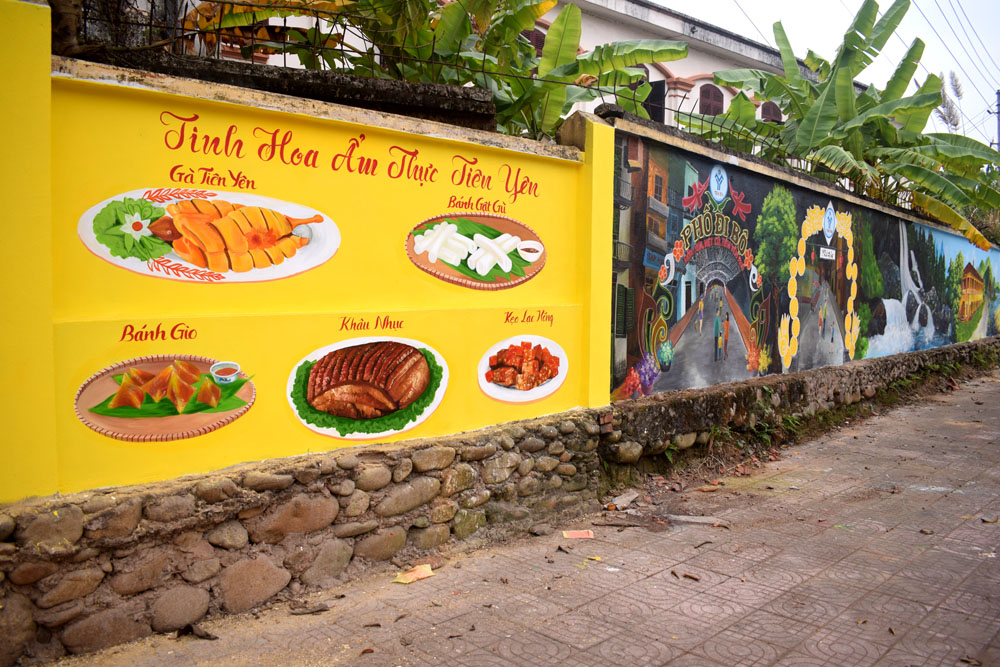 Tranh tường tại khu phố Hòa Bình, thị trấn Tiên Yên thể hiện các cảnh đẹp ở thị trấn và sản phẩm OCOP của huyện Tiên Yên.
