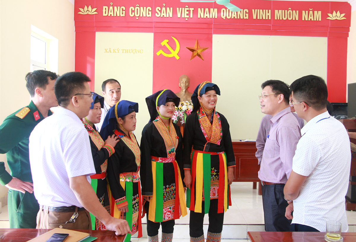 Cán bộ và người dân xã Kỳ Thượng (Hoành Bồ) trao đổi các nội dung trong đề án sáp nhập địa giới hành chính Hoành Bồ vào Hạ Long.