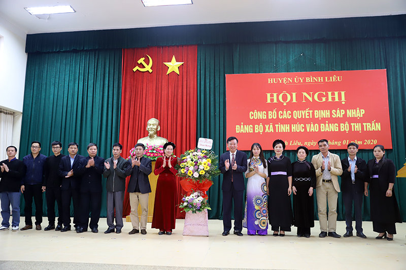 Đồng chí Nguyễn Văn Hưởng, Ủy viên Ban Thường vụ, Trưởng Ban Dân vận Tỉnh ủy, Chủ tịch Ủy ban MTTQ tỉnh Quảng Ninh, tặng hoa chúc mừng Đảng bộ thị trấn Bình Liêu mới.
