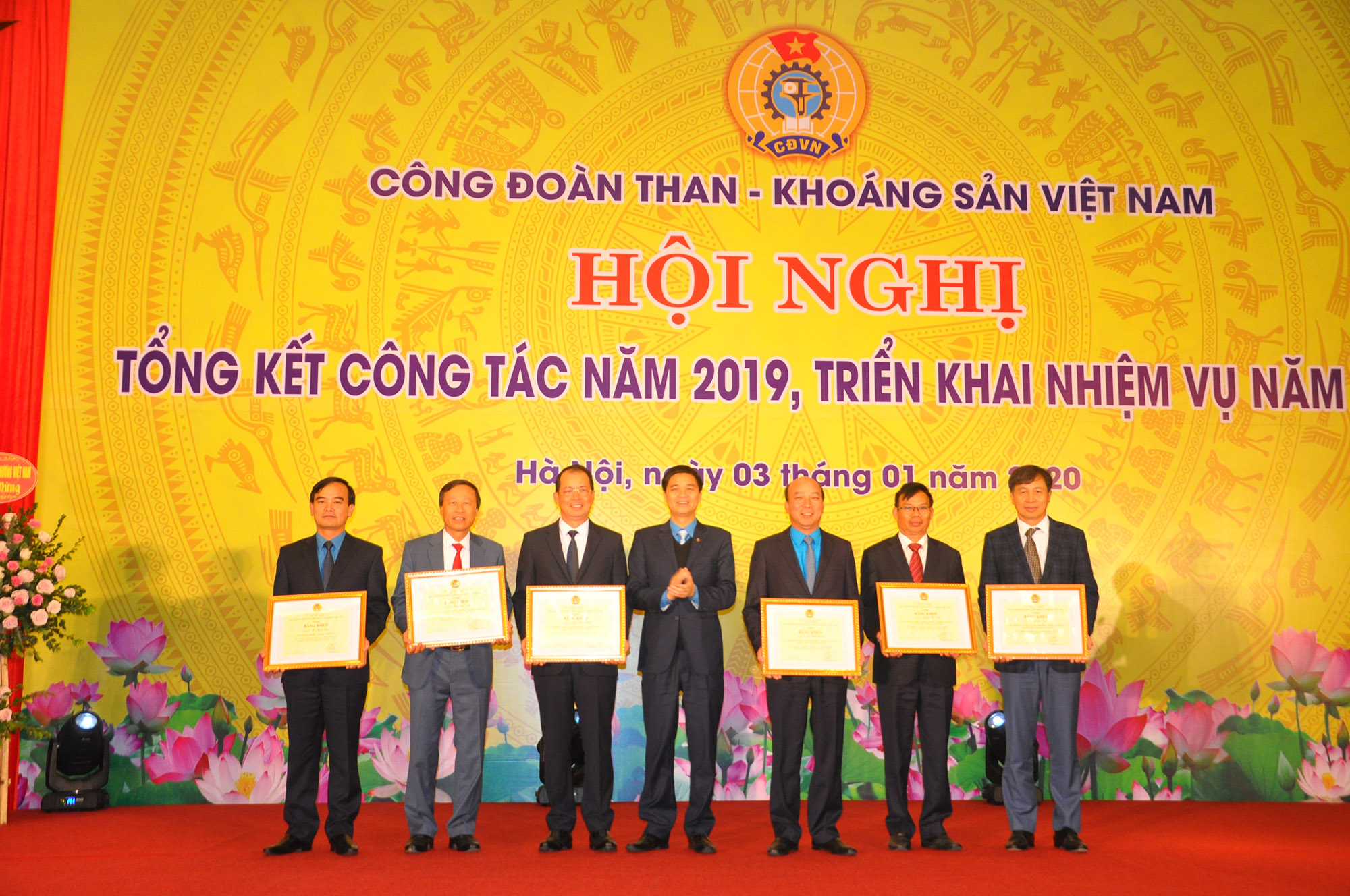 Các cá nhân có thành tích xuất sắc được tặng bằng khen của Tổng LĐLĐ Việt Nam.