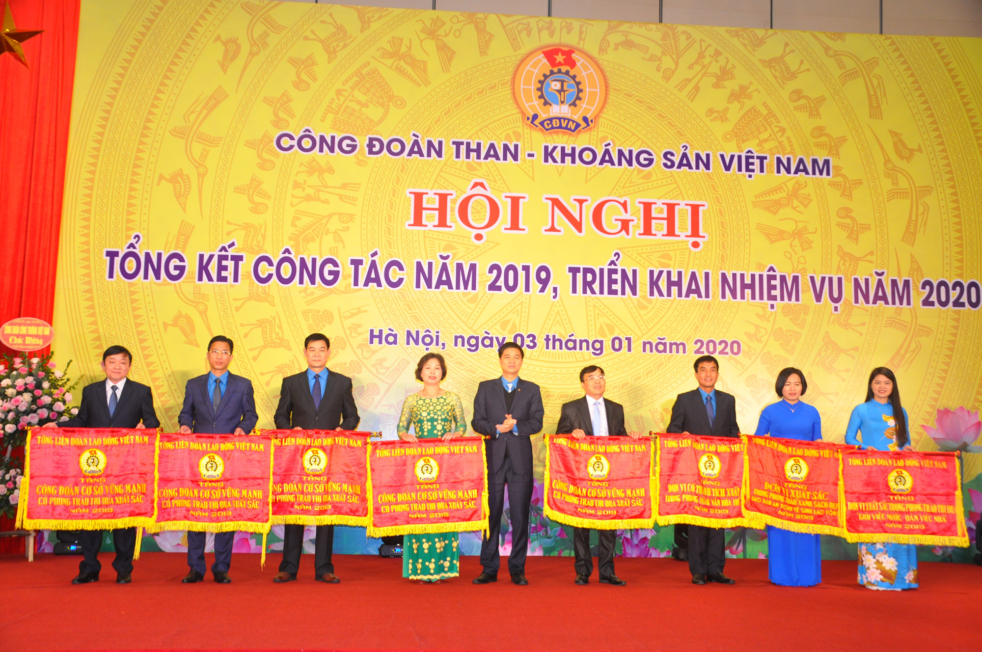 Đồng chí Ngọc Duy Hiểu, Phó Chủ tịch Tổng LĐLĐ Việt Nam trao cờ cho các tập thể có thành tích xuất sắc.