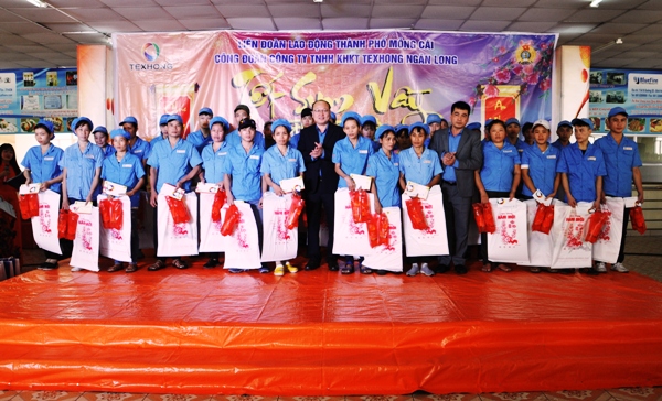 Liên đoàn lao động tỉnh Quảng Ninh, LĐLĐ TP Móng Cái và công đoàn công ty TNHH Texhong Ngân Long đã trao quà  cho các công nhân
