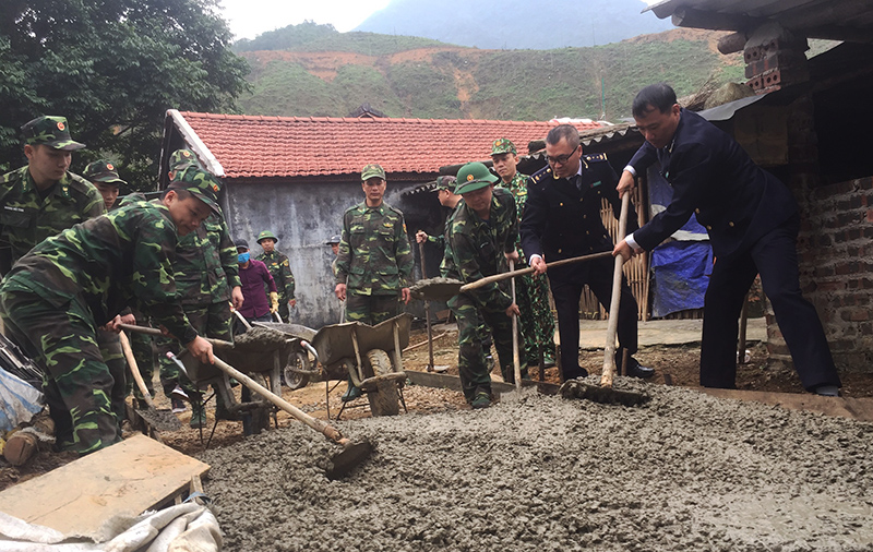 CBCS Đồn BP Quảng Đức và Chi cục Hải quan Bắc Phong Sinh giúp dân làm đường nông thôn. 
