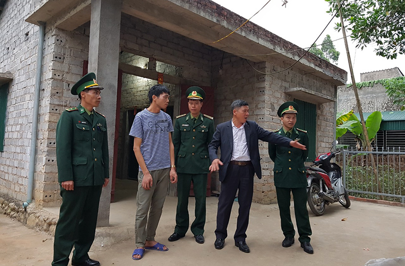 CBCS Đồn BP Hoành Mô đến thăm động viên gia đình anh La Ngọc Thu, thôn Bản Pạp, xã Lục Hồn, huyện Bình Liêu 