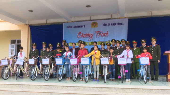 Phòng An ninh kinh tế tặng xe đạp cho học sinh