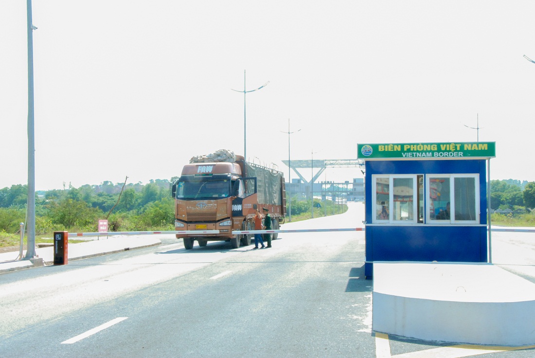 Các xe container làm thủ tục thông quan để chở hàng hóa qua cầu Bắc Luân II, từ Móng Cái sang Trung Quốc.