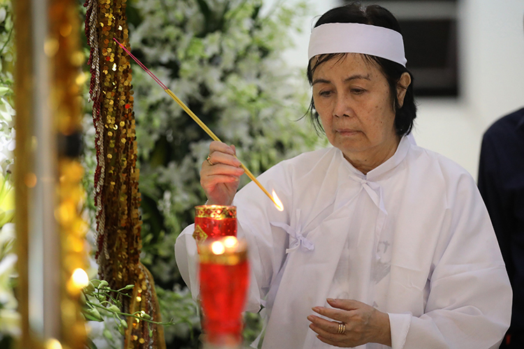 Vợ cố tài tử Nguyễn Chánh Tín - ca sĩ Bích Trâm - trong tang lễ của chồng tại TP HCM, chiều 4/1. Ảnh: Hữu Khoa.