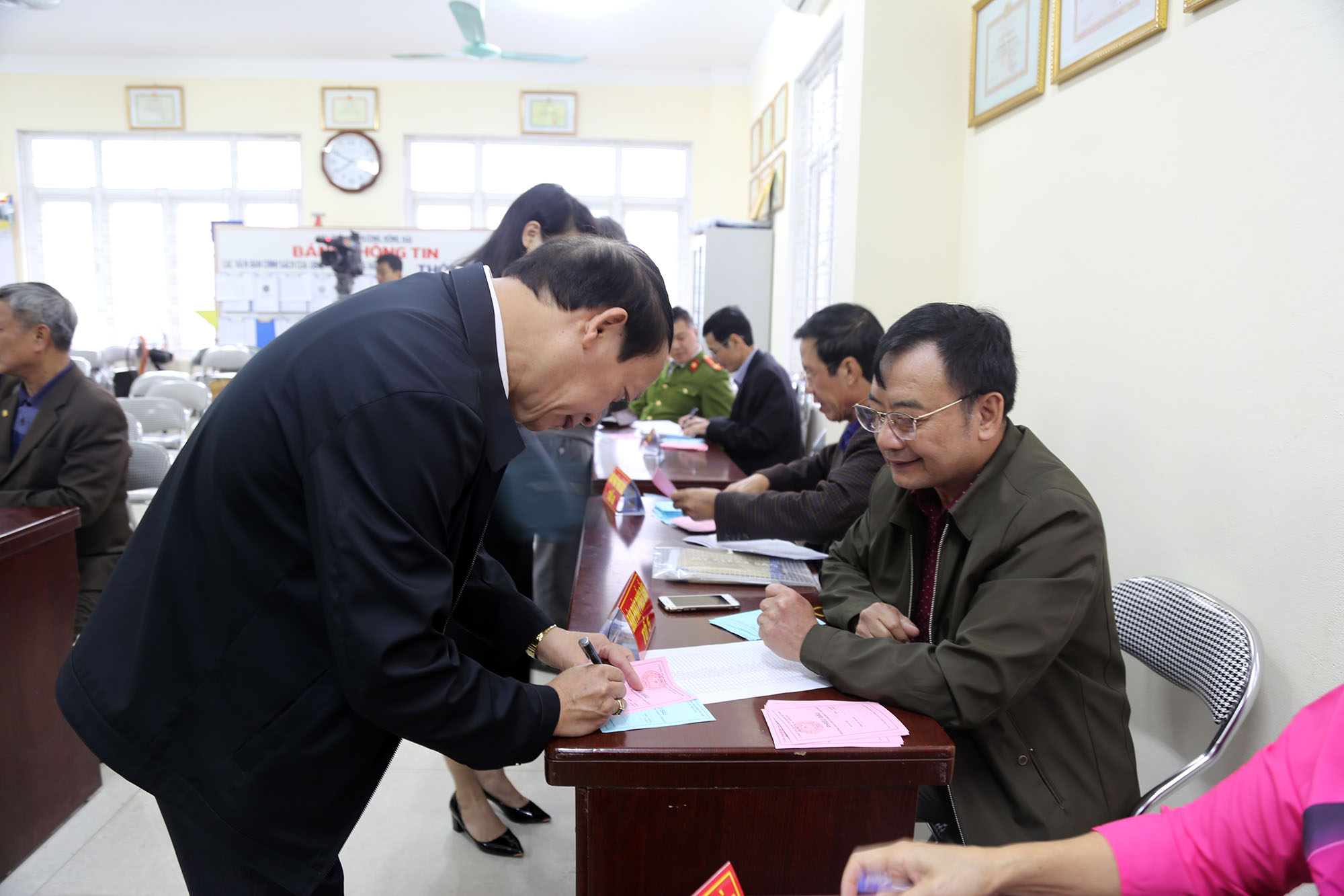 Cử tri khu phố 8, phường Hồng Hải, TP Hạ Long hào hứng trong ngày bầu cử khu trưởng.
