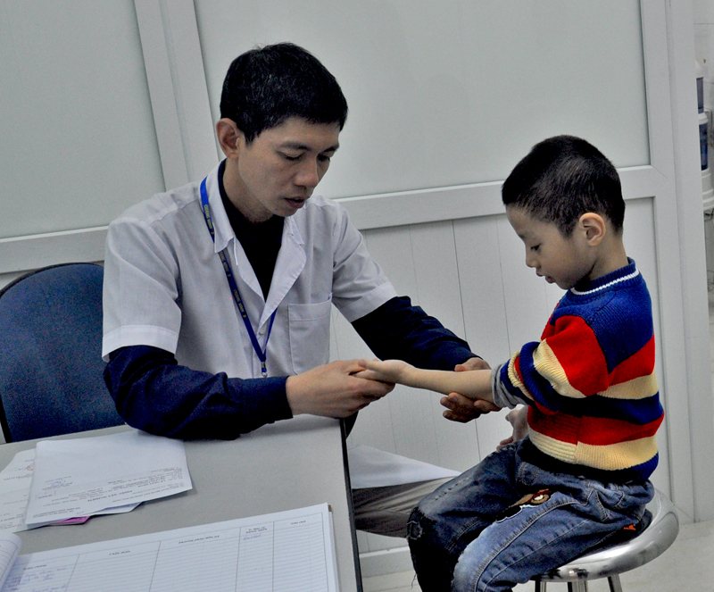 Bác sĩ chuyên khoa Da liễu Đoàn Ngọc Thanh khám sức khỏe về da cho bệnh nhân.