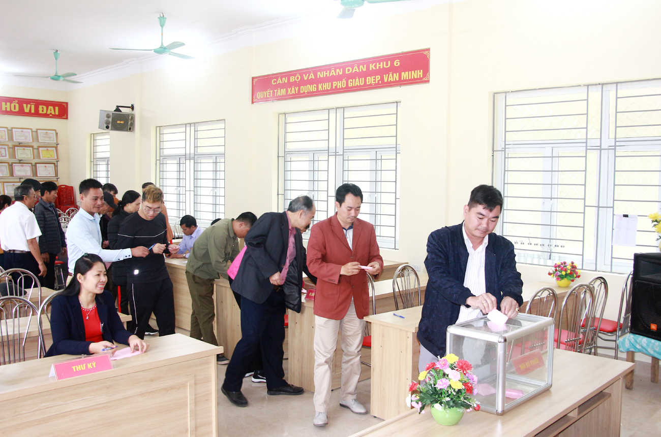 Đúng 8 giờ, các cử tri đại diện cho hơn 150 hộ gia đình trong khu phố 6, thị trấn Cái Rồng, huyện Vân Đồn đã đến bầu cử, bỏ những lá phiếu bầu đầu tiên.