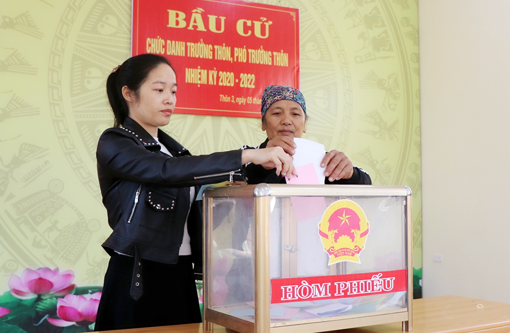 Cử tri thôn 2, phường Trưng Vương tiến hành bỏ phiếu bầu trưởng thôn nhiệm kỳ 2020-2022.