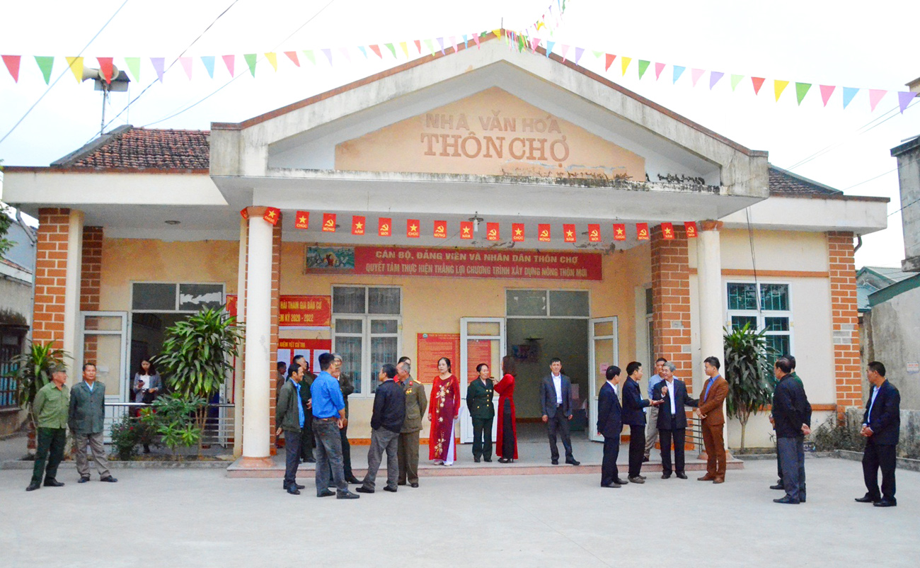 Cử tri thôn Chợ, xã Thống Nhất, TP Hạ Long đến địa điểm bầu cử từ rất sớm để trao đổi về công tác bầu cử.