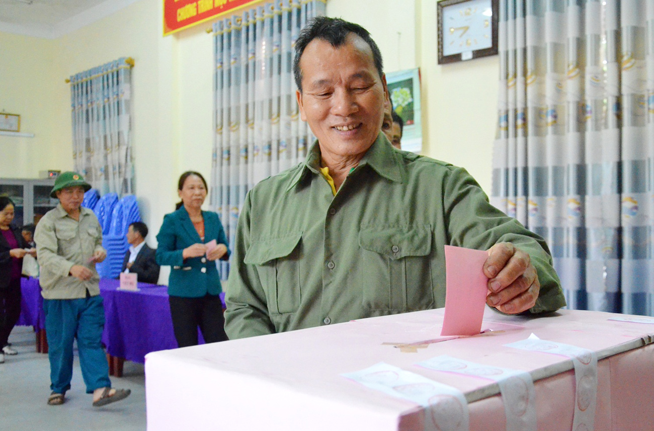 Cử tri thôn Chợ, xã Thống Nhất, TP Hạ Long bỏ phiếu bầu trưởng thôn nhiệm kỳ 2020-2022.