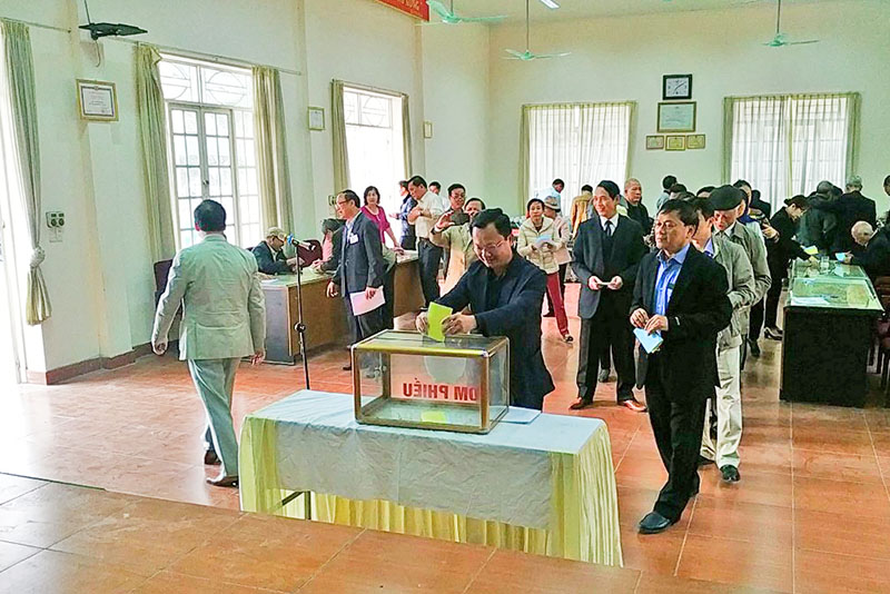 Đồng chí Cao Tường Huy, Phó Chủ tịch UBND tỉnh bỏ phiếu bầu khu trưởng khu phố 4, phường Bãi Cháy.