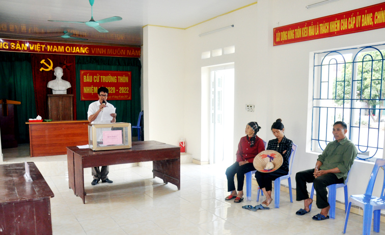 Tổ bầu cử thôn Đoàn Kết, xã Dương Huy, TP Cẩm Phả triển khai quy chế bầu cử trưởng thôn nhiệm kỳ 2020-2022.