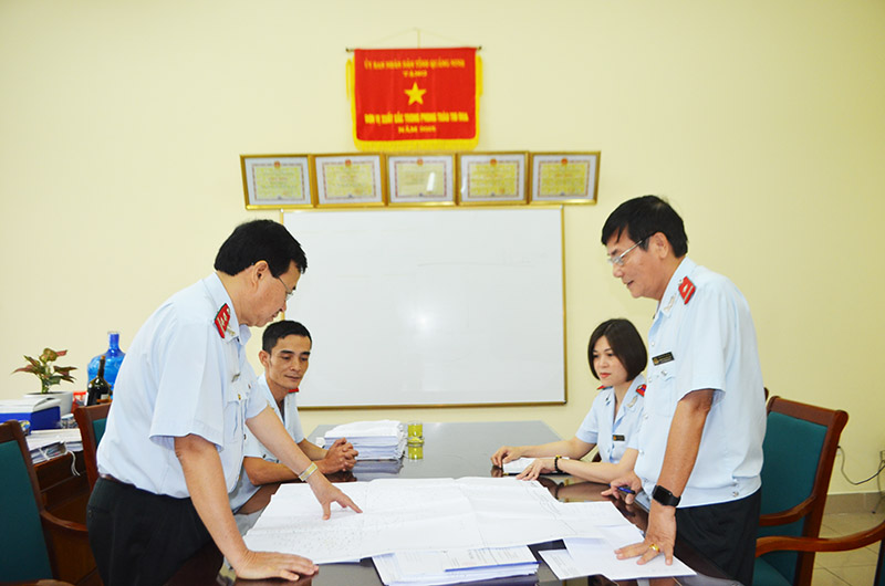 Cán bộ phòng Thanh tra, giải quyết KNTC IV trao đổi nghiệp vụ.