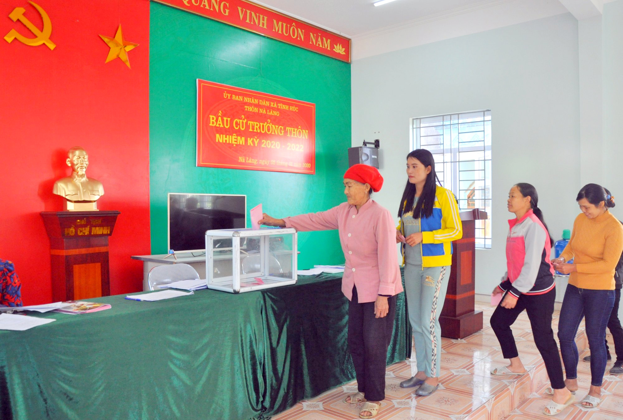 Cử tri thôn Nà Nang, thị trấn Bình Liêu, huyện Bình Liêu trách nhiệm trong việc bỏ phiếu bầu trưởng thôn.