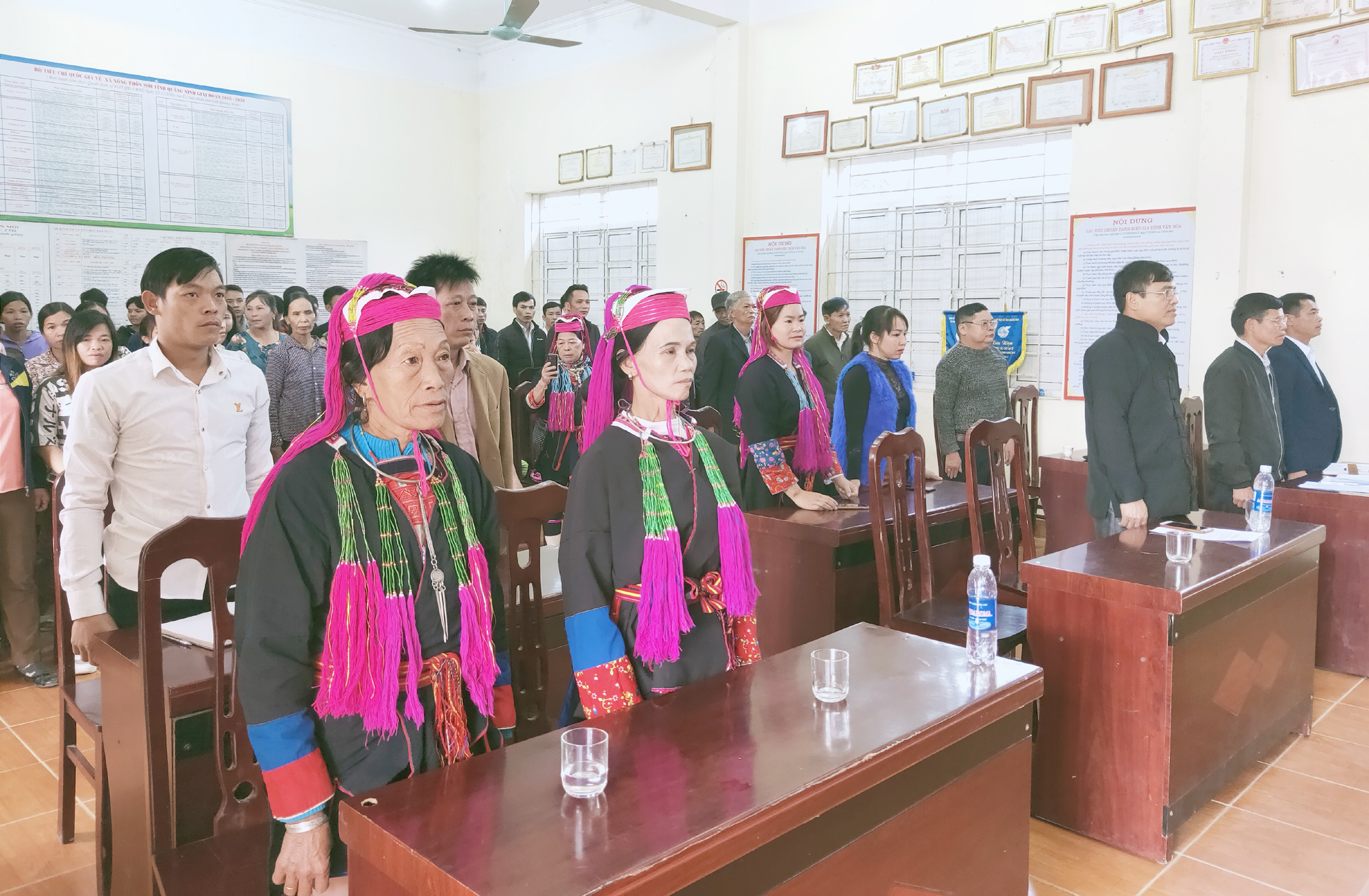 Tổ bầu cử thôn Khe Tâm, xã Nam Sơn, huyện Ba Chẽ tiến hành nghi lễ chào cờ, hát quốc ca.