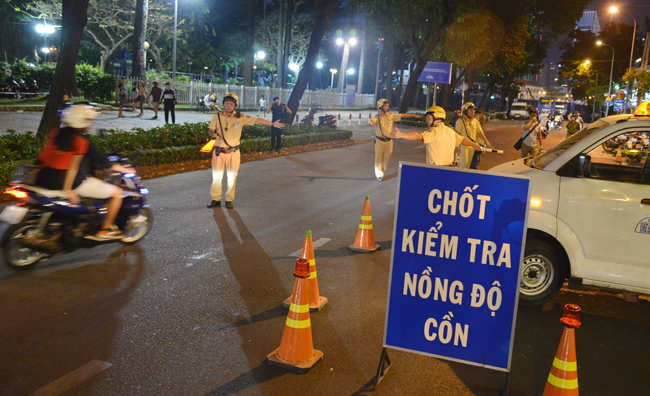 Chốt kiểm tra nồng độ cồn trên địa bàn quận 1, Thành phố Hồ Chí Minh tối 3/1. Ảnh: M.Linh/Báo Tin tức.
