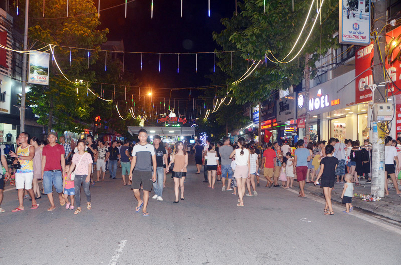 Phố đi bộ Trần Phú - Một sản phẩm du lịch độc đáo của TP Móng Cái góp phần xây dựng thương hiệu phường du lịch của phường Trần Phú.