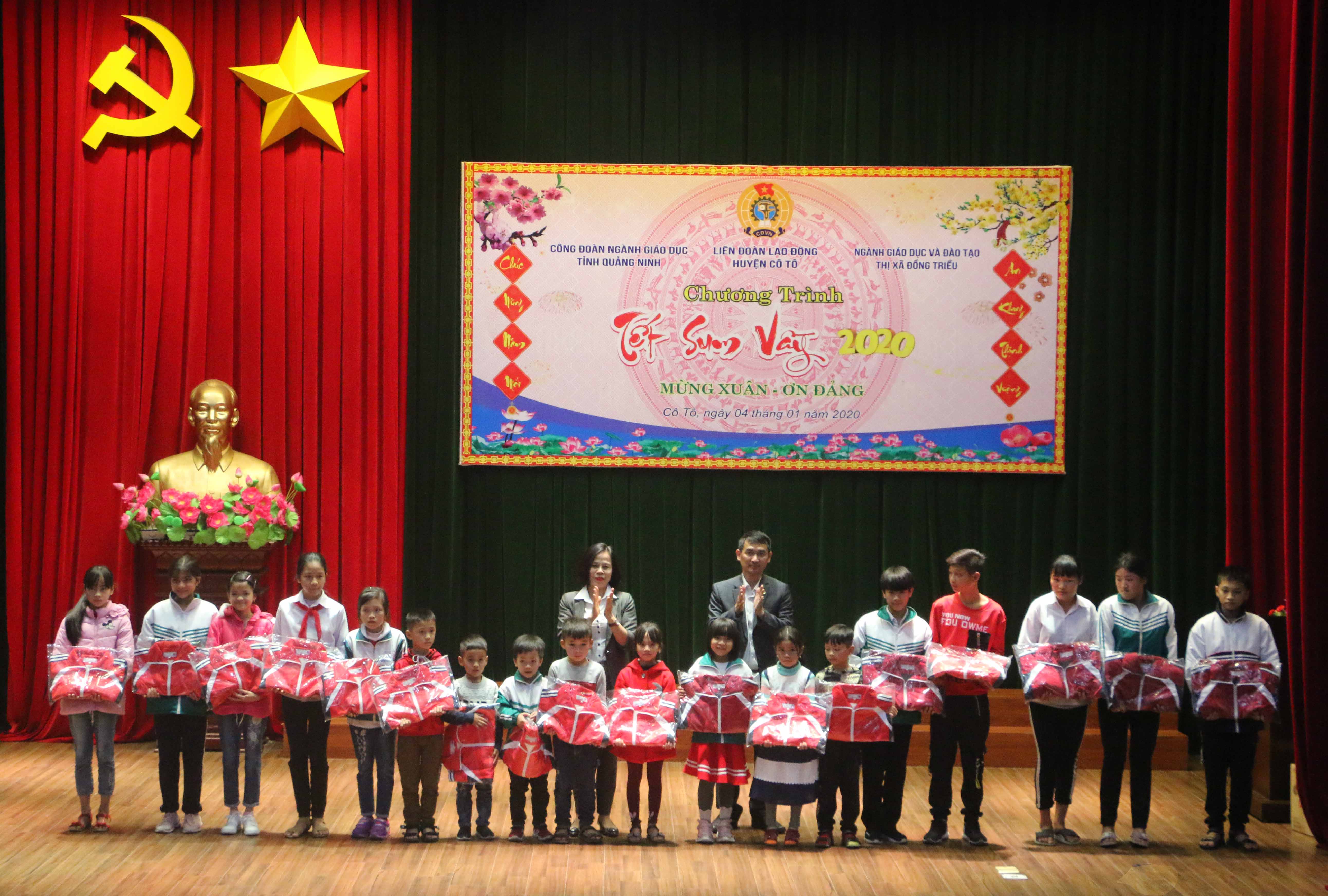 Đại diện Ngành Giáo dục Thị xã Đông Triều trao tặng áo ấm cho các em học sinh khó khăn trên địa bàn huyện.
