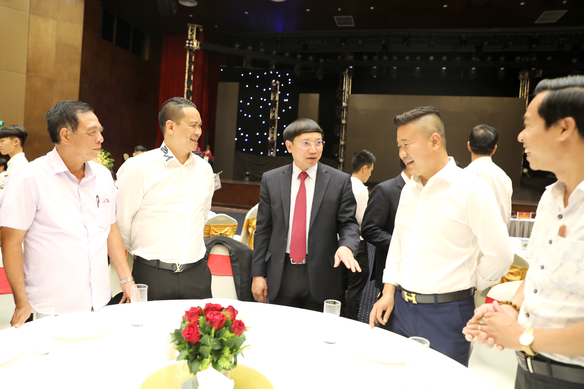 Đồng chí Nguyễn Xuân Ký, Bí thư Tỉnh ủy, Chủ tịch HĐND tỉnh, trò chuyện với các doanh nghiệp tại Hội nghị tiếp xúc doanh nghiệp quý III/2019.