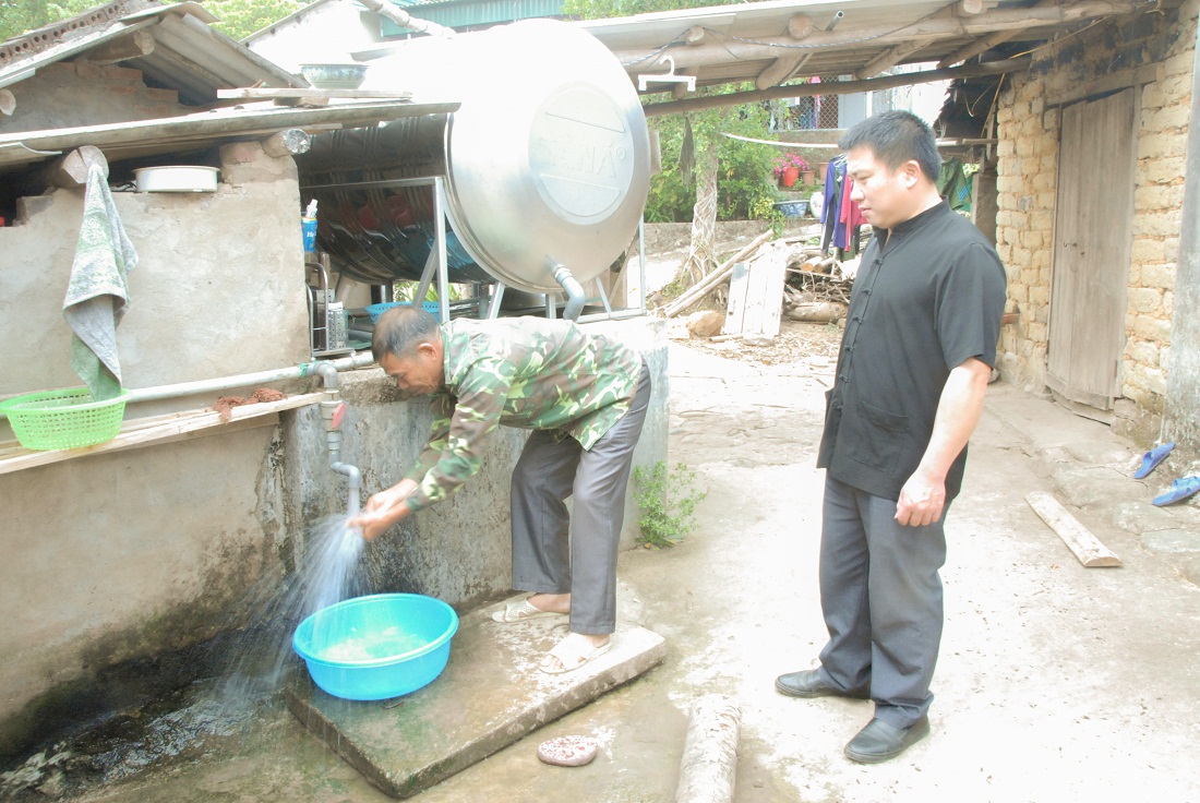 Người dân thôn Đồng Cậm, xã Hoành Mô (Bình Liêu) sử dụng nước hợp vệ sinh cho sinh hoạt