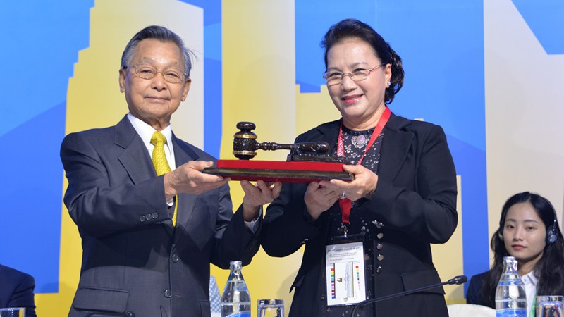 Chủ tịch Quốc hội Nguyễn Thị Kim Ngân nhận chức Chủ tịch AIPA 41 từ Chủ tịch Hạ viện Vương quốc Thái Lan, Chủ tịch AIPA và Chủ tịch Đại hội đồng AIPA lần thứ 40 Chuan Leekpai.