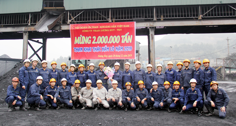 Công ty Than Dương Huy – TKV tổ chức sự kiện đón tấn than 2 triệu từ khai thác hầm lò.