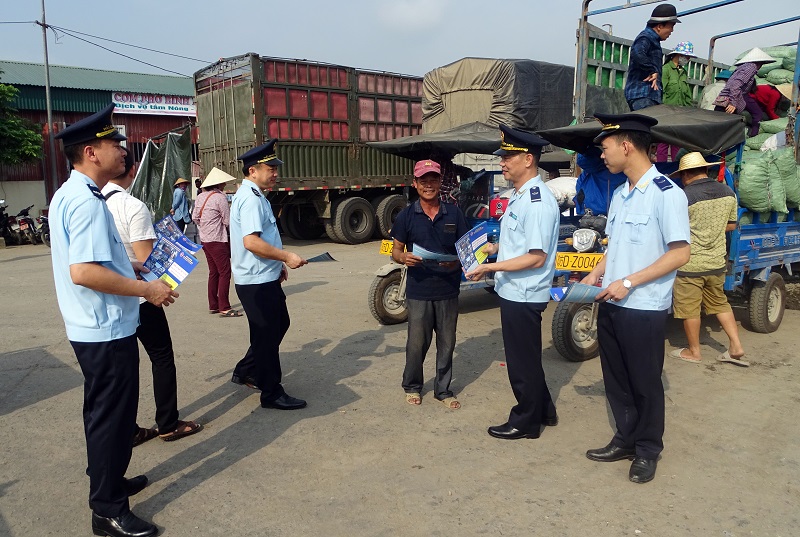 Cán bộ Chi cục Hải quan cửa khẩu Hoành Mô tuyên truyền hướng dẫn doanh nghiệp đến làm thủ tục hoạt động XNK tại địa bàn.