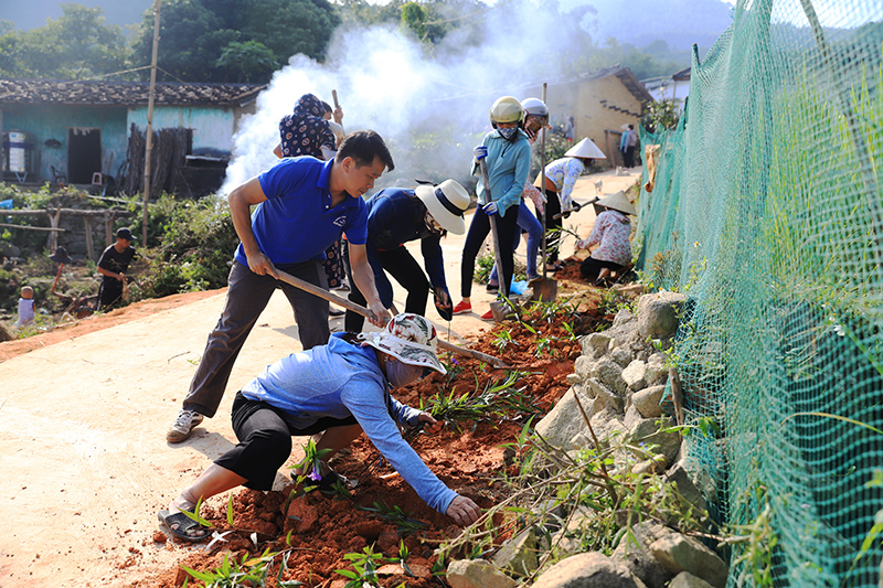 Người dân thôn Khe O, xã Lục Hồn tham gia dọn vệ sinh môi trường trên địa bàn.