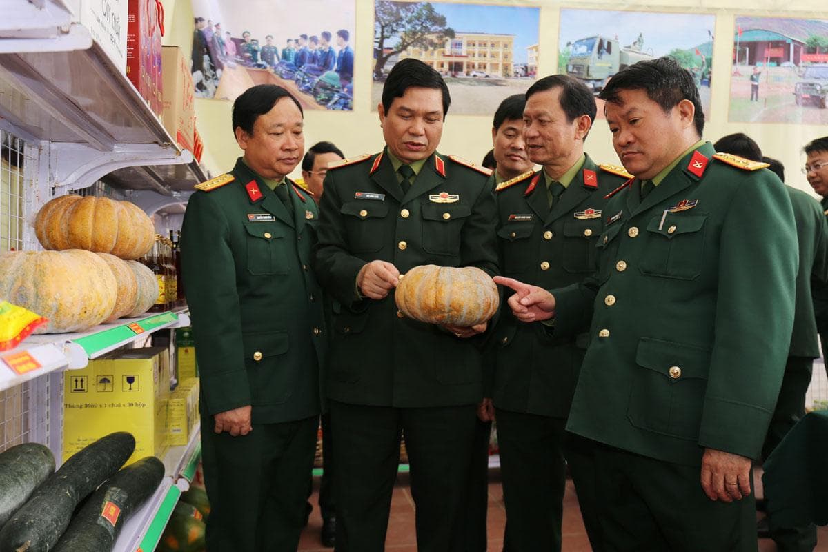 Thiếu tướng Bùi Công Chức, Phó Chính ủy Quân khu 3 cùng các đại biểu tham quan khu trưng bày sản phẩm tăng gia của các đơn vị thuộc Bộ CHQS tỉnh.