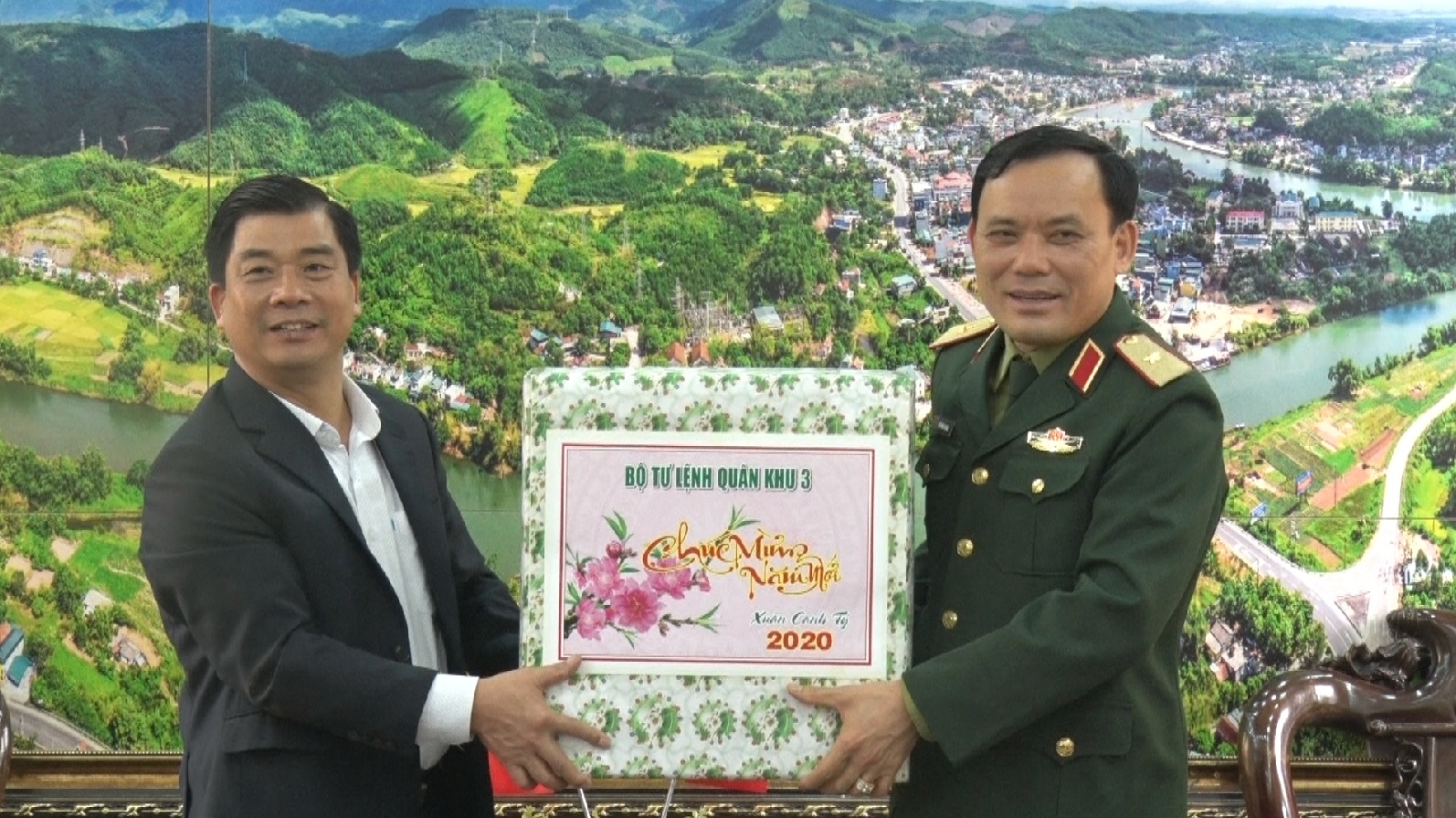 Thiếu tướng, Đỗ Phương Thuấn, Phó Tư lệnh Quân Khu 3 tặng quà tết cho lãnh đạo huyện Tiên Yên