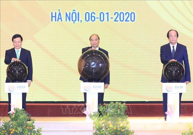 Thủ tướng Nguyễn Xuân Phúc, Chủ tịch ASEAN 2020 và các đại biểu thực hiện nghi thức khởi động Năm Chủ tịch ASEAN 2020. 