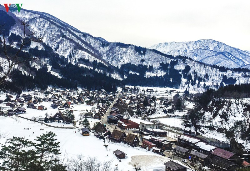 Làng Shirakawa-go được coi là ngôi làng cổ xưa nhất của xứ Phù Tang. Làng nằm dưới chân núi Haku ở tỉnh Gifu, miền Trung nước Nhật.