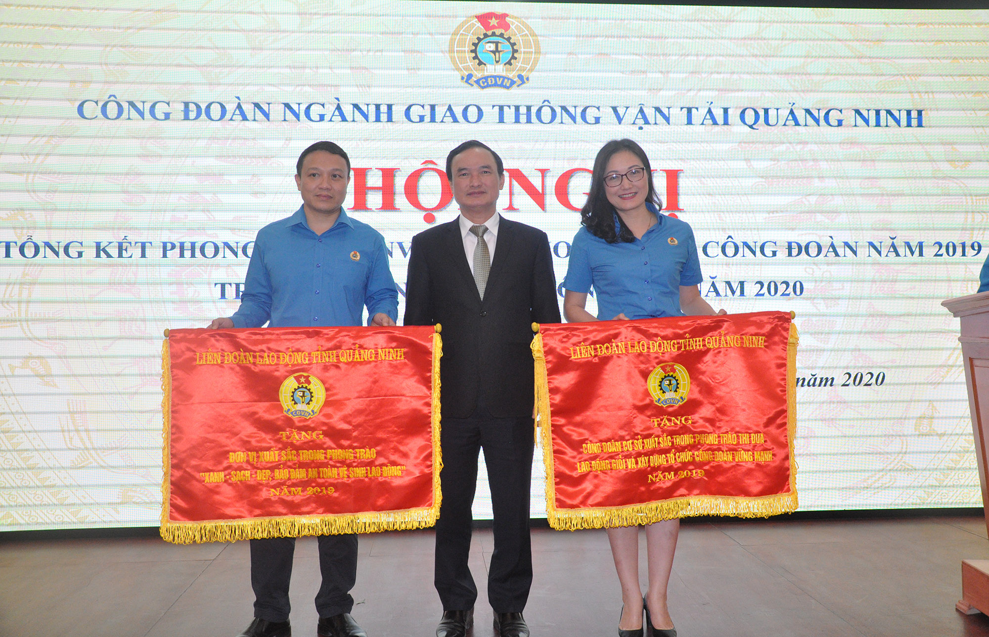 Đồng chí Trần Danh Chức, Chủ tịch LĐLĐ tỉnh tặng cờ thi đua cho các đơn vị xuất sắc.