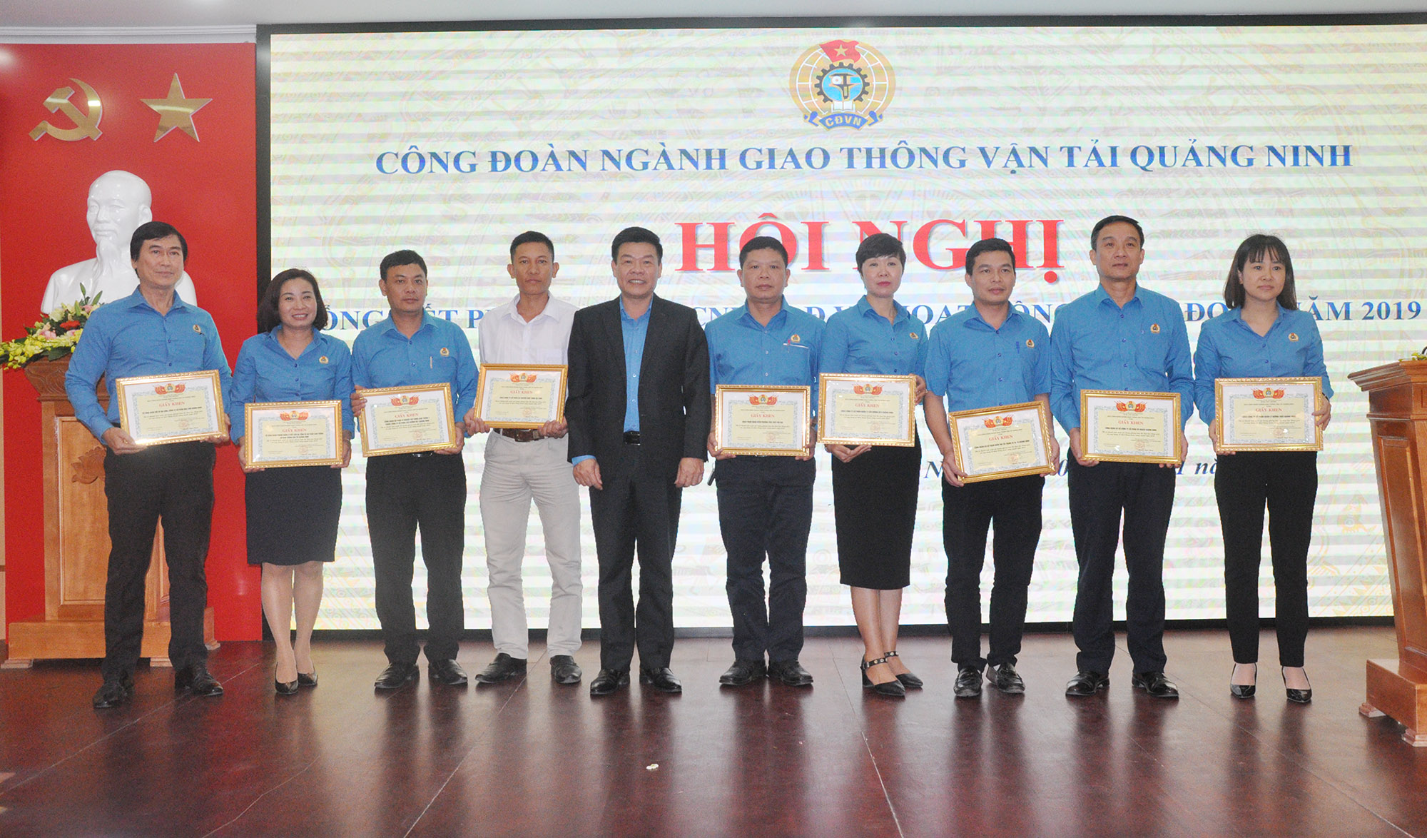 Lãnh đạo Công đoàn ngành GTVT Quảng Ninh tặng giấy khen cho các tập thể xuất sắc.