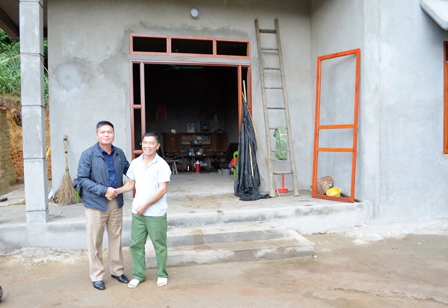 Lãnh đạo Hội CCB huyện Bình Liêu đến động viên, chúc mừng CCB Hà Văn Sằn ở thôn Nà Phạ 1, thị trấn Bình Liêu khi vừa hoàn thành xong căn nhà nghĩa tình đồng đội.