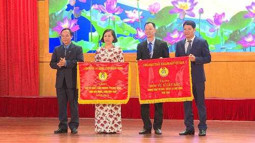 Công đoàn Công ty than Hà Lầm được nhận cờ đơn vị xuất sắc của Công đoàn Than Khoáng sản Việt Nam và Liên đoàn Lao động tỉnh Quảng Ninh