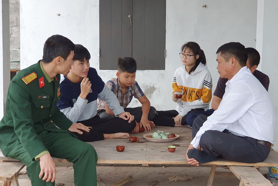 Cán bộ Ban CHQS huyện Tiên Yên đến thăm, nắm bắt tư tưởng thanh niên Lý Văn Thắng, thôn Thống Nhất, xã Hải Lạng, trước khi lên đường nhập ngũ.