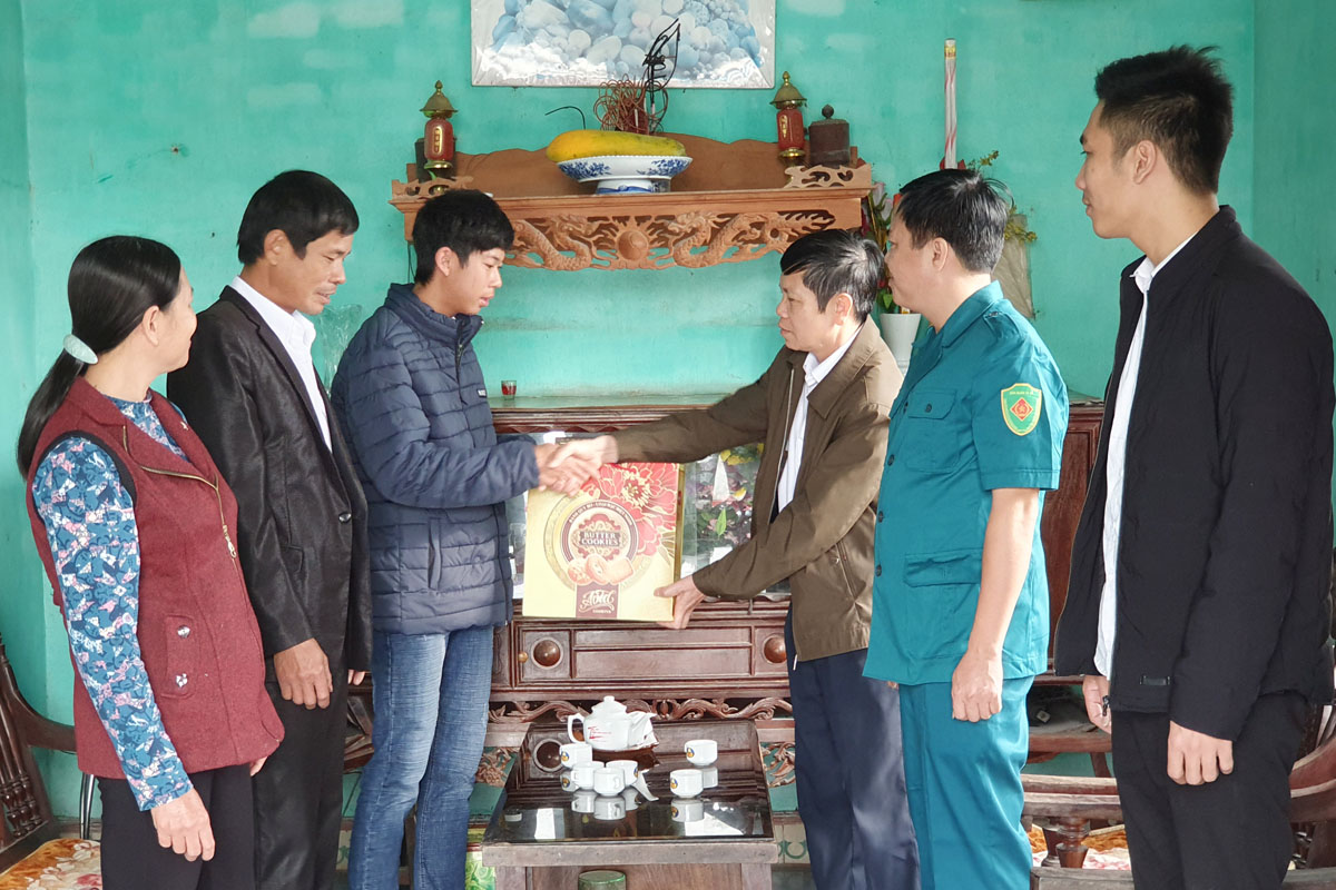 Lãnh đạo xã Hồng Thái Tây (TX Đông Triều) thăm hỏi, động viên tặng quà thanh niên Nguyễn Hào Hiệp, ở thôn 7, trước khi lên đường nhập ngũ.
