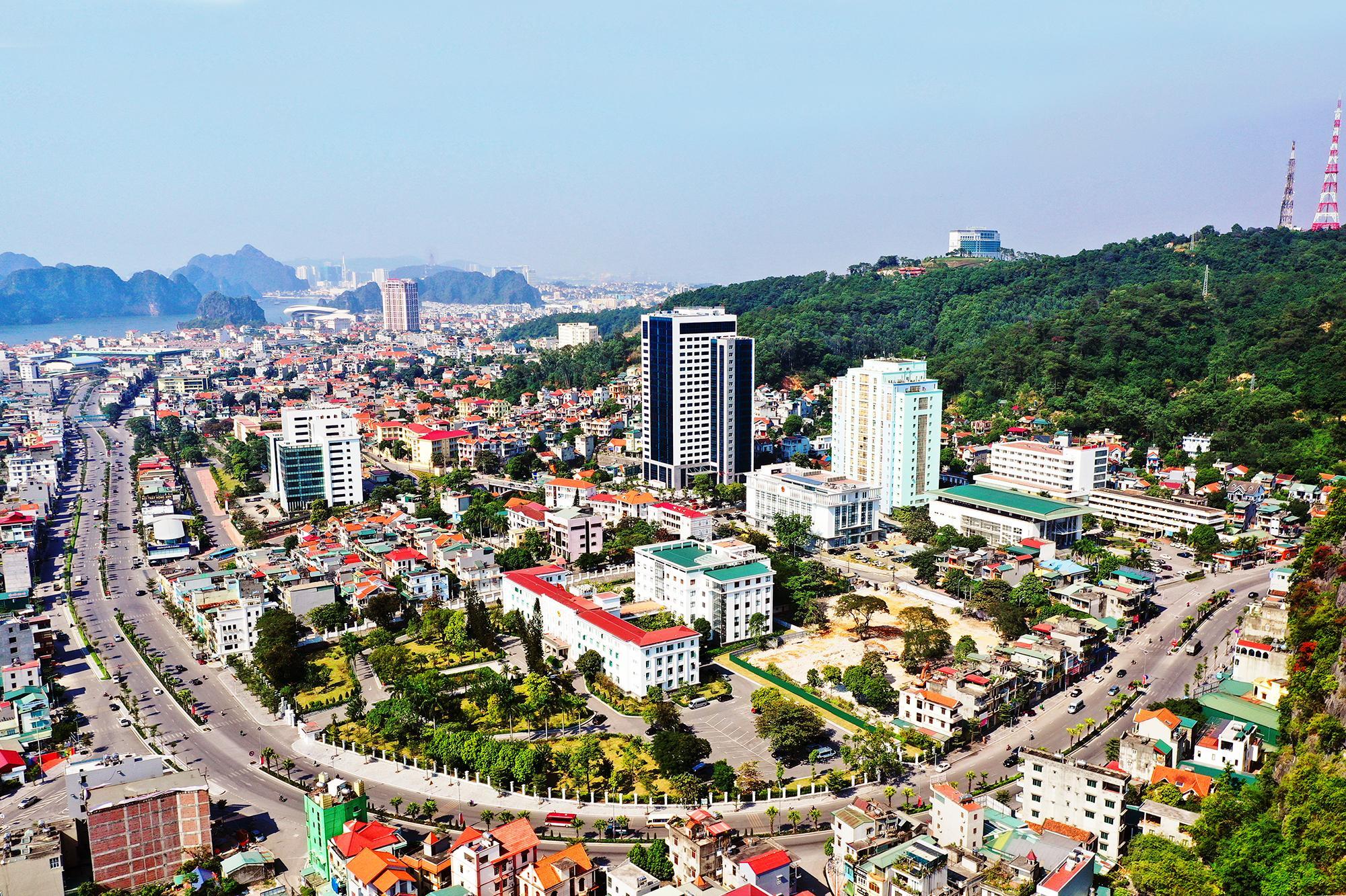 Là thủ phủ của tỉnh, TP Hạ Long đã trở thành một đô thị hiện đại, văn minh và ngày càng phát triển.