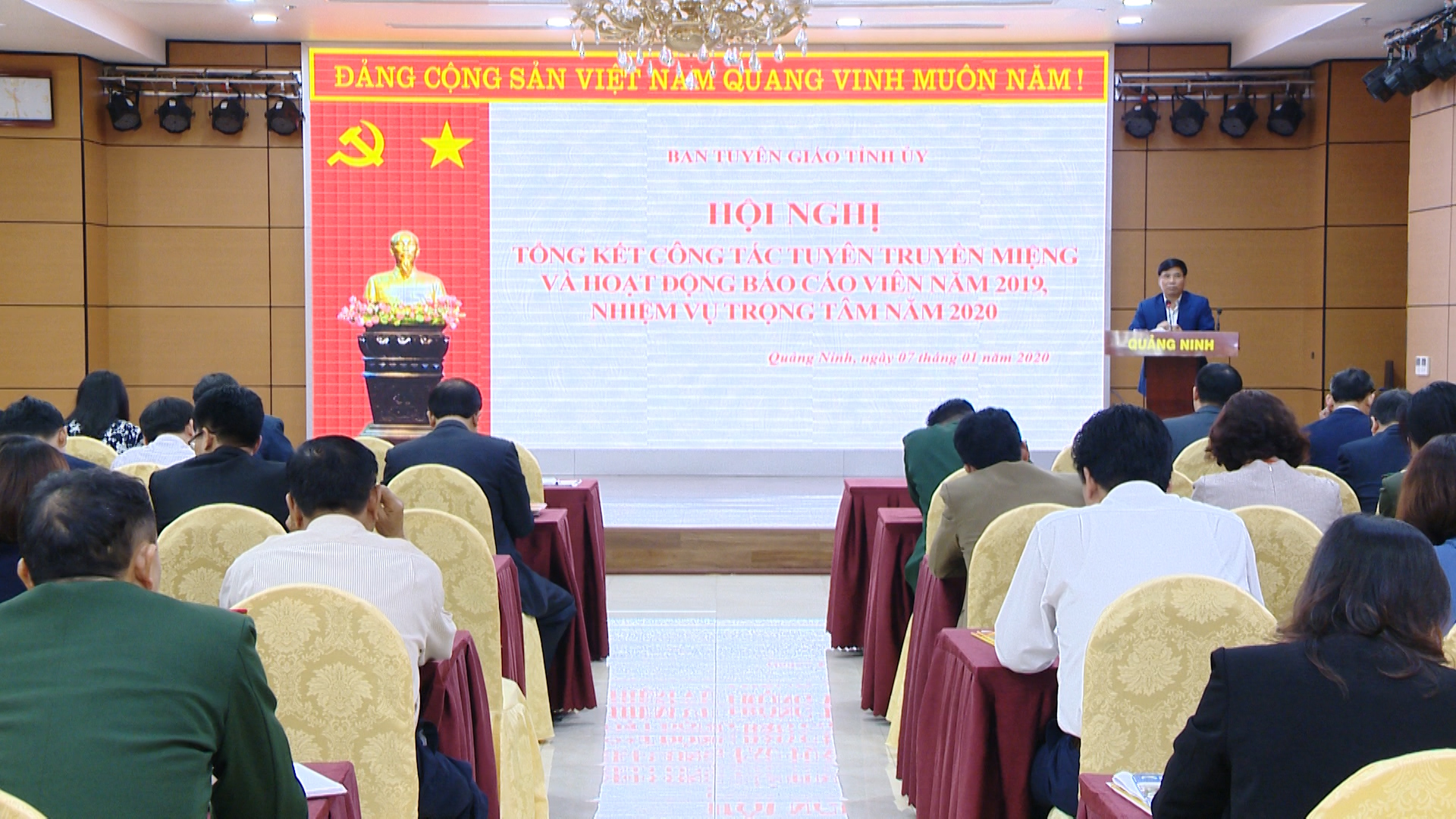 Đ/c Trương Công Ngàn, Phó trưởng Ban thường trực Ban Tuyên giáo Tỉnh ủy phát biểu tại hội nghị