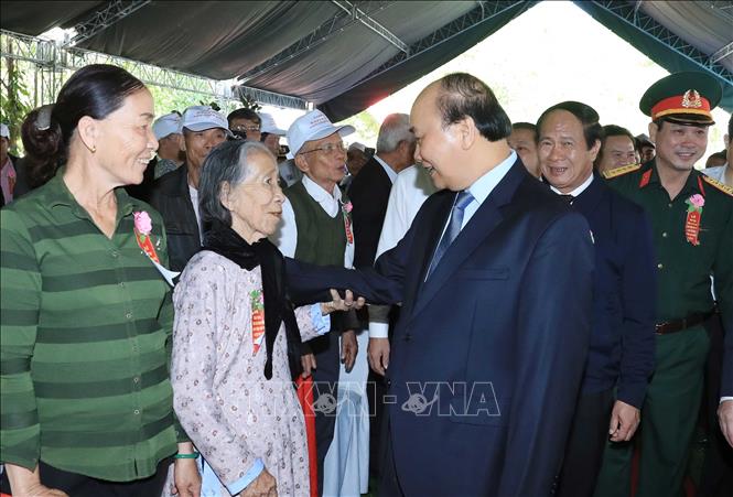 Thủ tướng Nguyễn Xuân Phúc với các đại biểu dự Lễ khánh thành Đền thờ Liệt sĩ Núi Quế - Anh Linh Đài. Ảnh: Thống Nhất/TTXVN