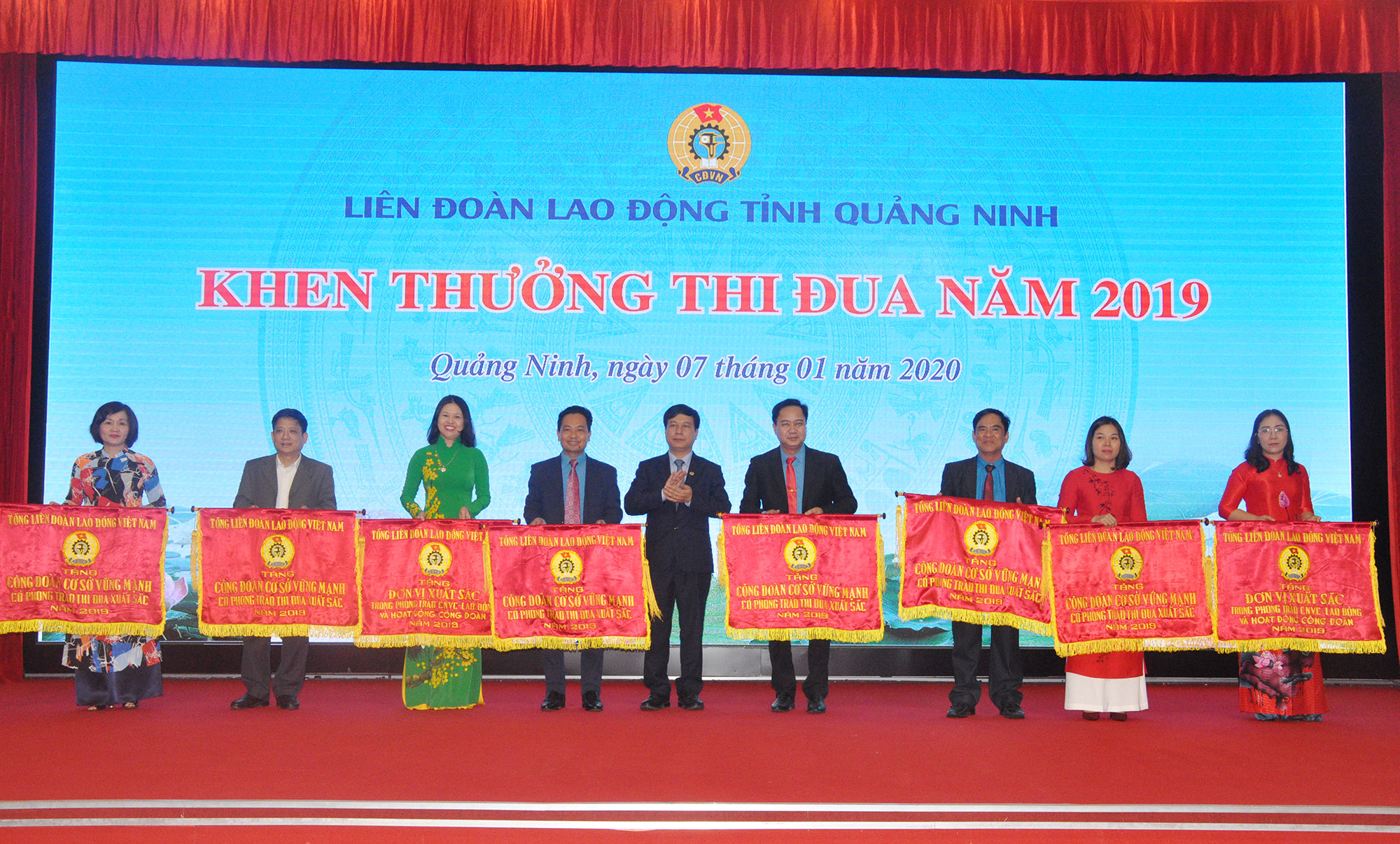 Các tập thể có thành tích xuất sắc được tặng cờ của Tổng LĐLĐ Việt Nam.