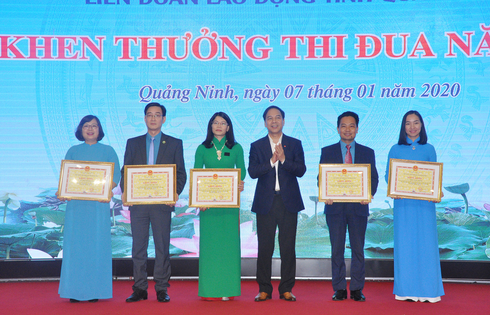 Đồng chí Đặng Huy Hậu, Phó Chủ tịch Thường trực UBND tỉnh tặng bằng khen của UBND tỉnh cho các cá nhân có thành tích xuất sắc.