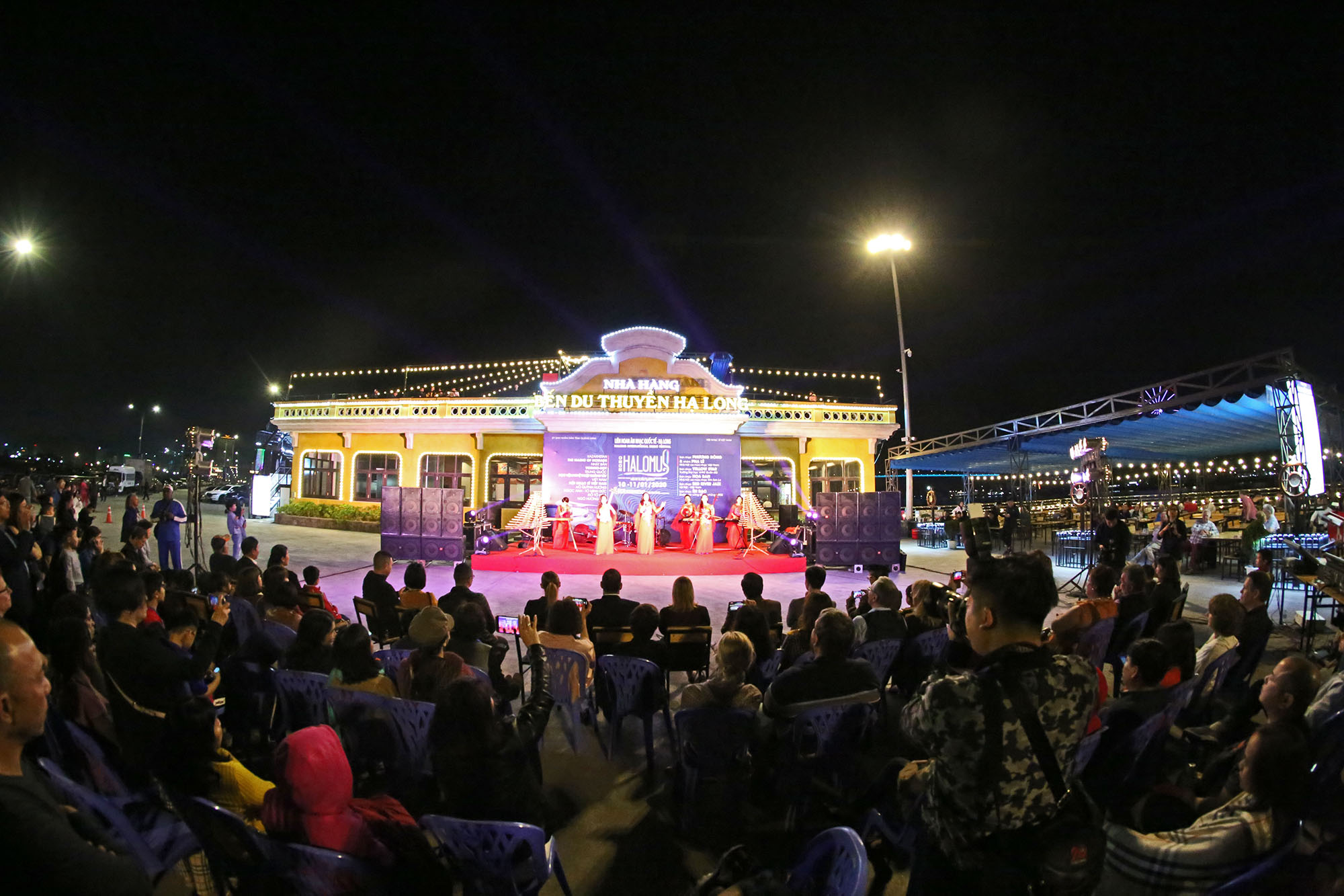 Cùng với du khách đến từ tàu Celebrity Millennium, đông đảo người dân TP Hạ Long và du khách cũng đã đến đây theo dõi đêm nhạc.