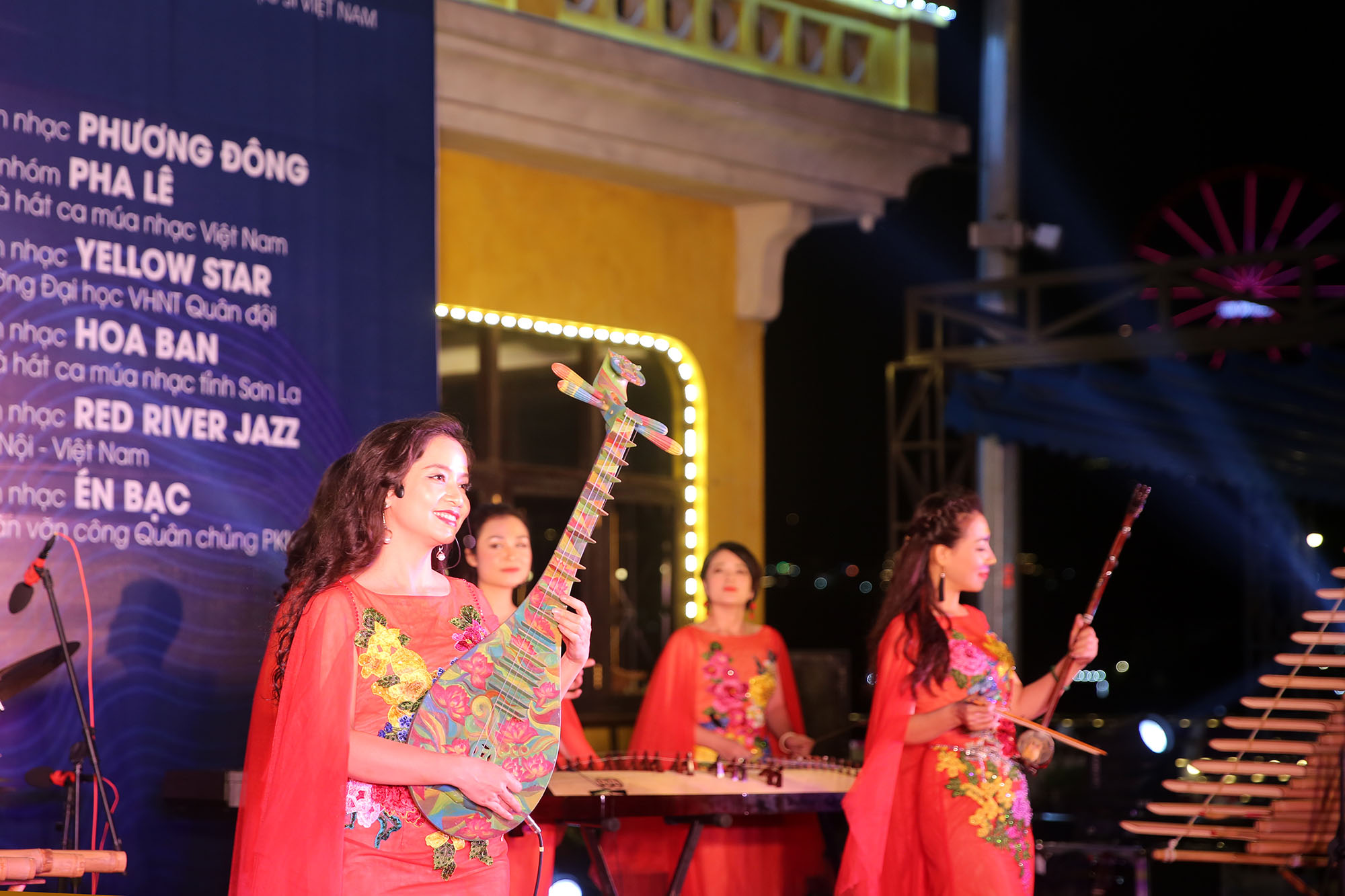 Các nghệ sỹ đã đem đến một không gian âm nhạc mang đậm bản sắc văn hóa của Việt Nam,...
