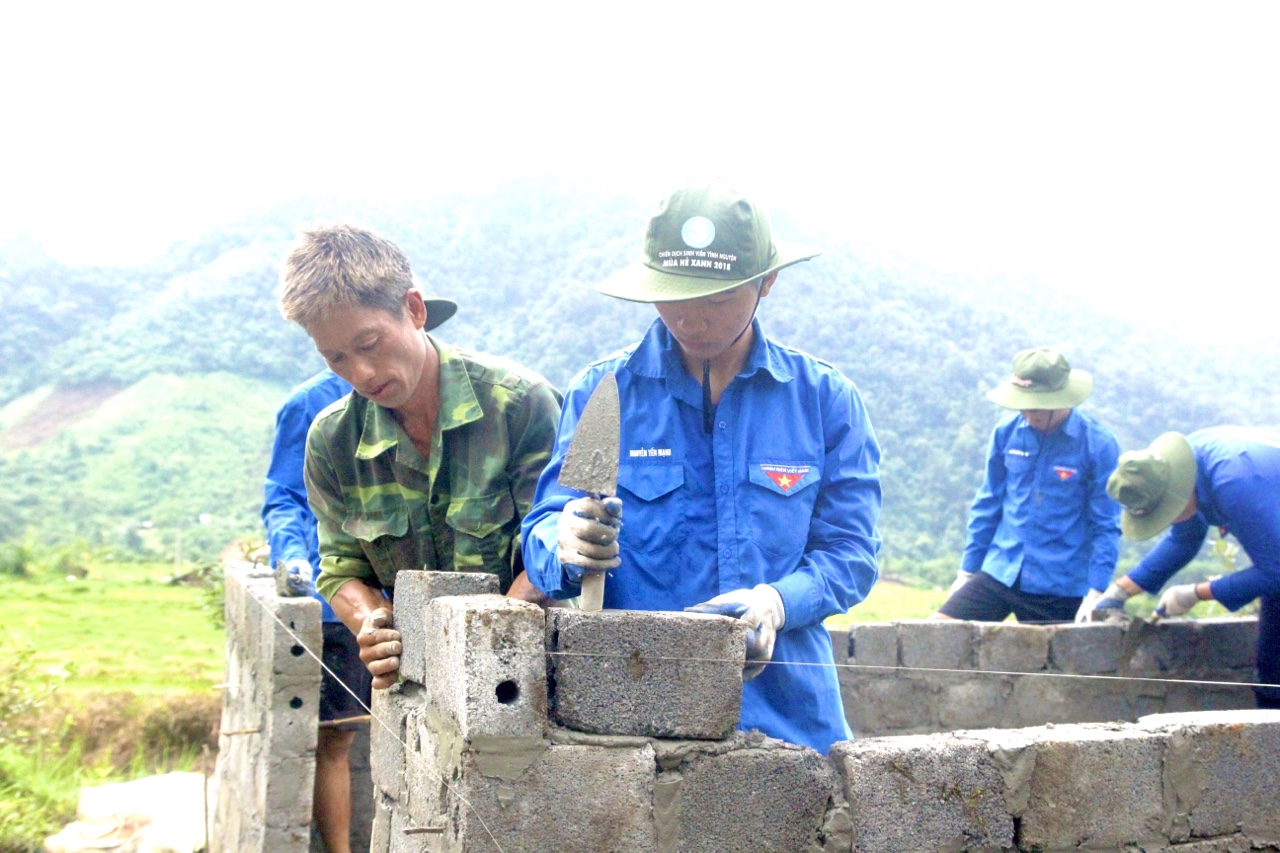 Sinh viên Trường Đại học Công nghiệp Quảng Ninh tình nguyện xây chuồng bò cho người dân huyện Hải Hà. 